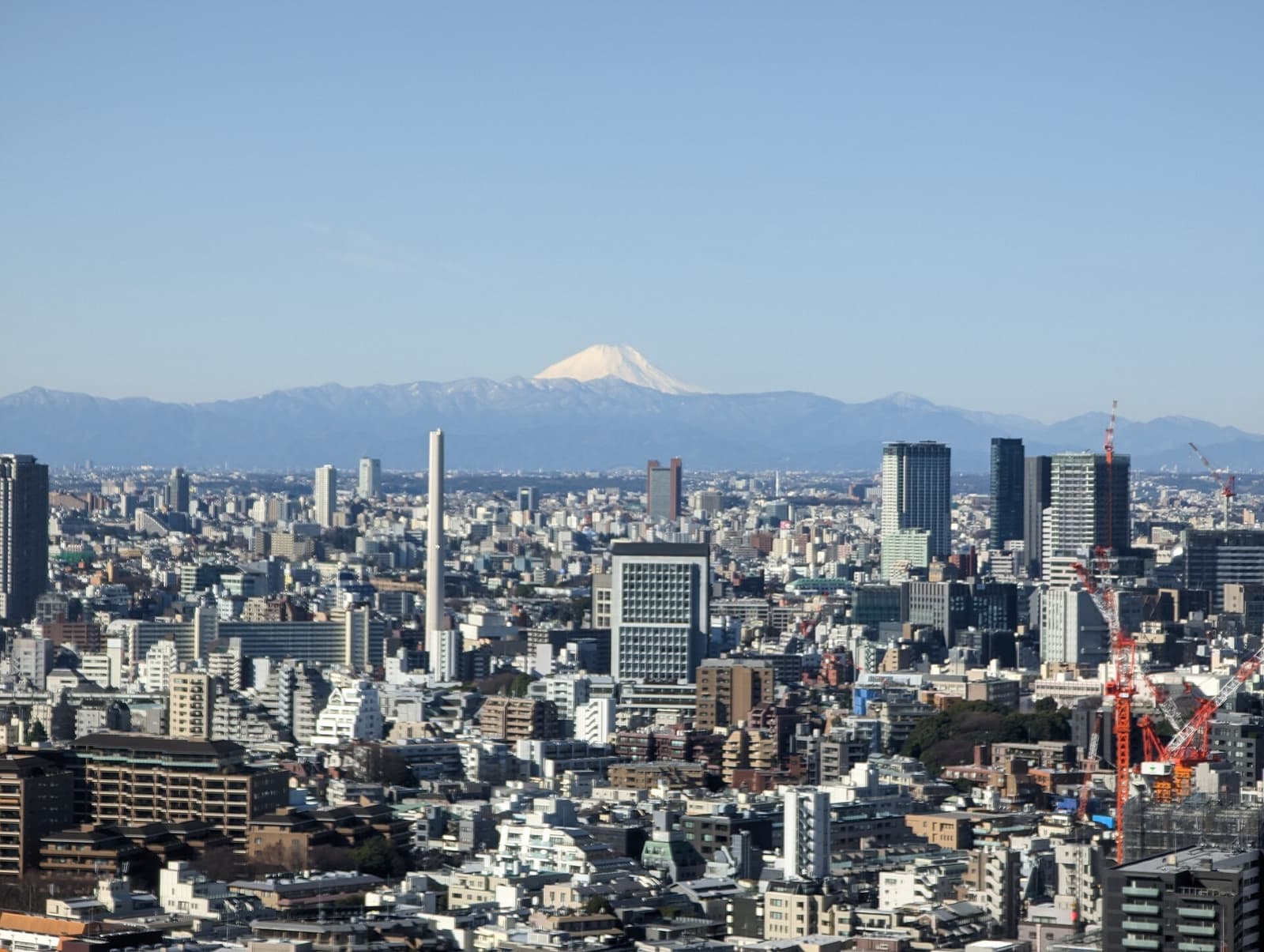 Paisaje urbano de Tokio con el monte Fuji en el horizonte, visto desde Roppongi Hills